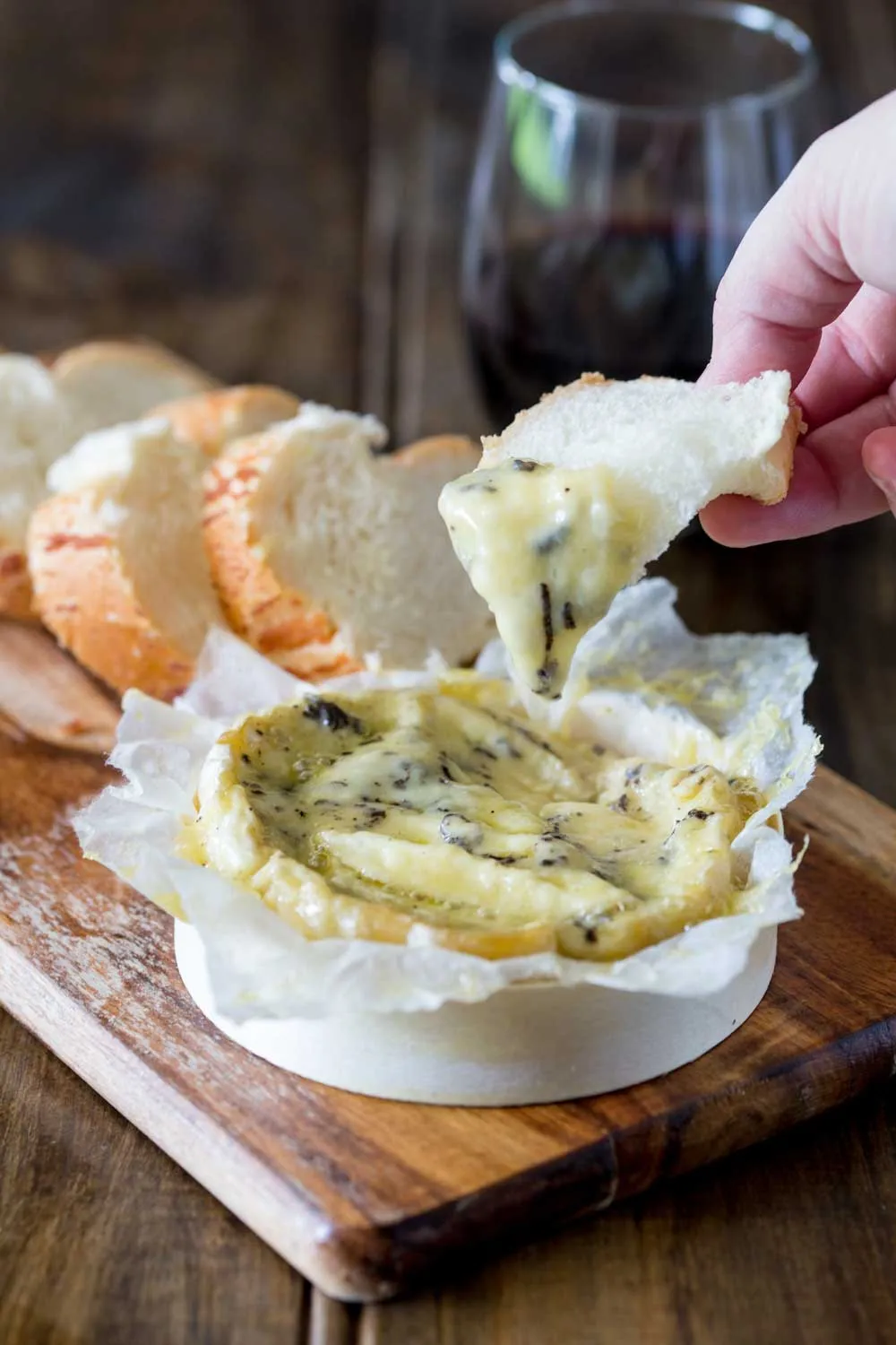 A nice and easy truffle butter recipe... spread it on toast with sea salt or add it to al dente pasta to make a delicious truffle butter spaghetti!
