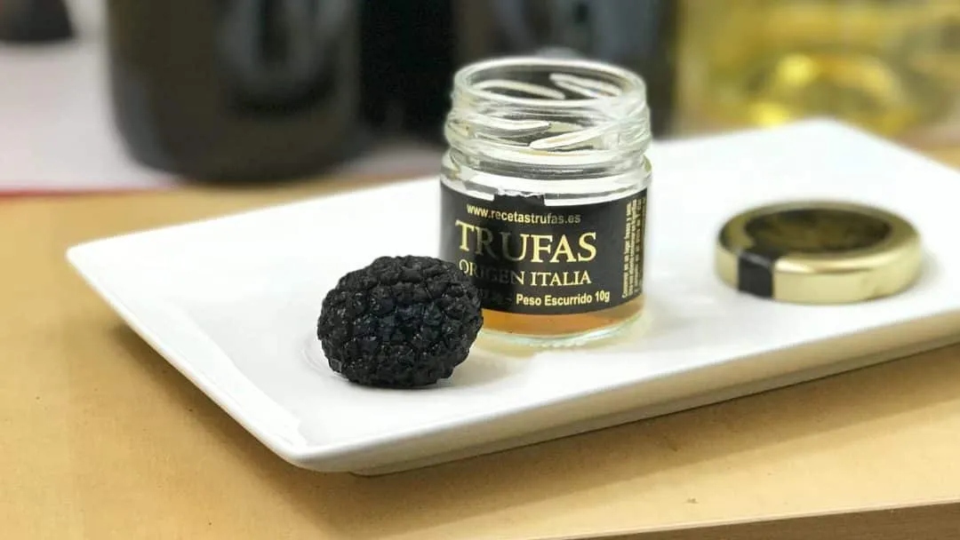 A nice and easy truffle butter recipe... spread it on toast with sea salt or add it to al dente pasta to make a delicious truffle butter spaghetti!