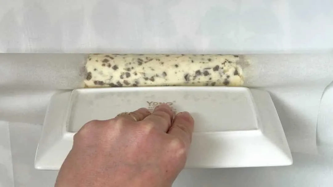 A nice and easy truffle butter recipe... spread it on toast with sea salt or add it to al dente pasta to make a delicious truffle butter spaghetti!