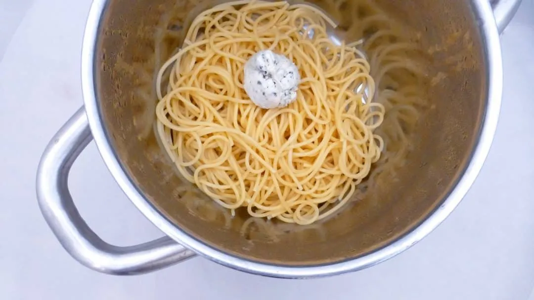 A nice and easy truffle butter recipe... spread it on toast with sea salt or add it to al dente pasta to make a delicious truffle butter spaghetti!