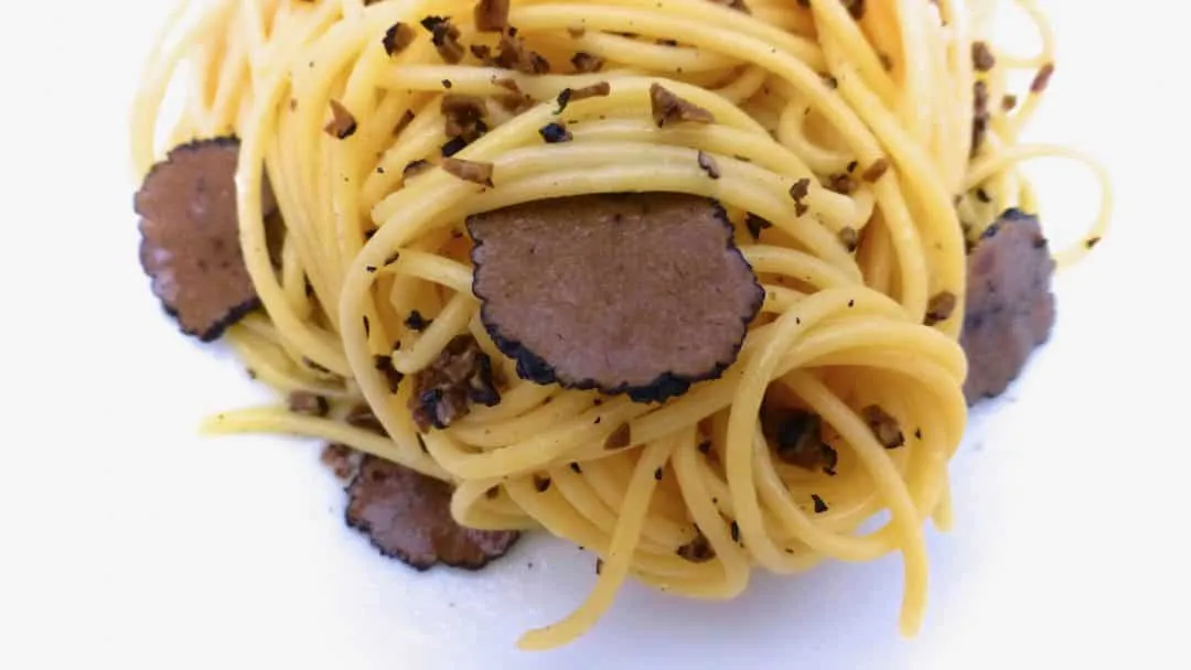 A nice and easy truffle butter recipe... spread it on toast with sea salt or add it to al dente pasta to make a delicious truffle butter spaghetti!