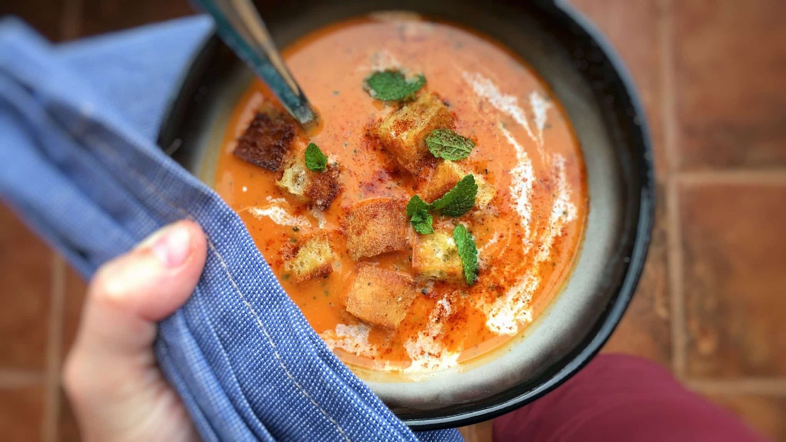 Ripe tomatoes, bread, bell pepper and cream: these are the perfect leftovers to make this quick tomato soup! And believe me, this treat is ready in 20 minutes!