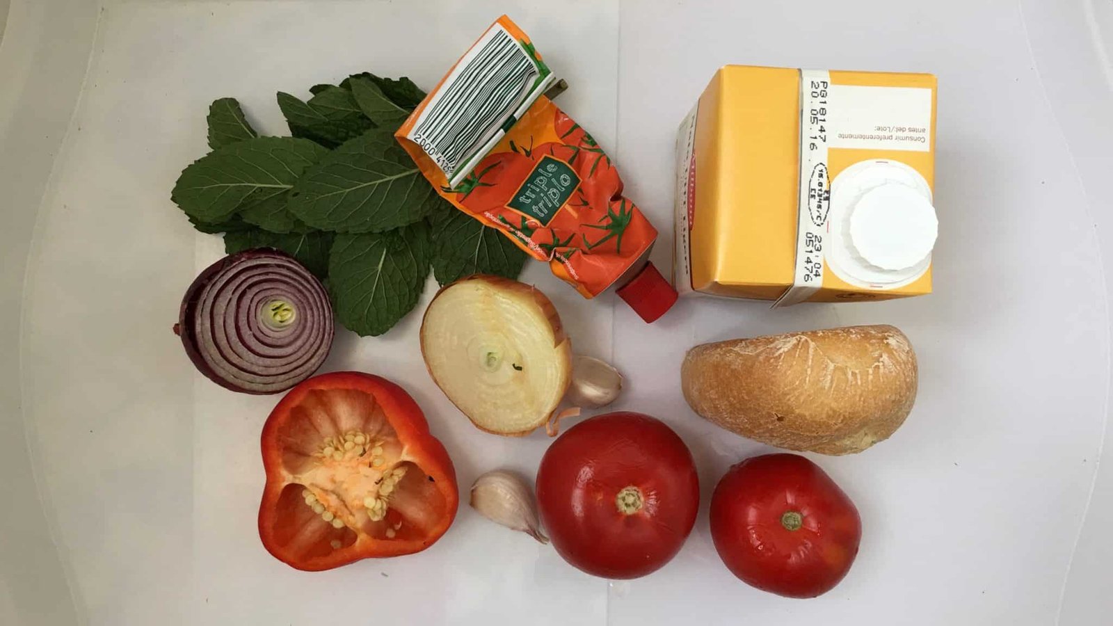 Ripe tomatoes, bread, bell pepper and cream: these are the perfect leftovers to make this quick tomato soup! And believe me, this treat is ready in 20 minutes!