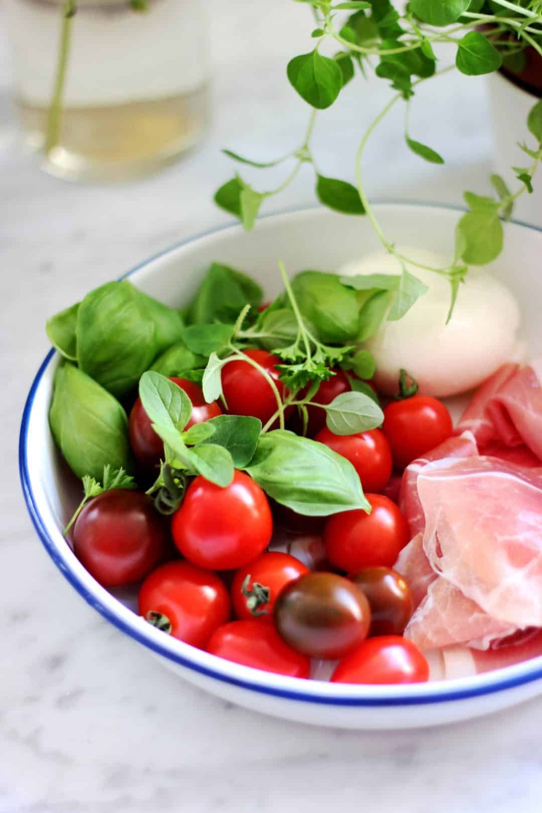 I’m quite sure that I don’t need to introduce the caprese salad. This classic must be one of the world’s most famous Italian mozzarella salads!