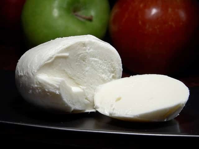 I’m quite sure that I don’t need to introduce the caprese salad. This classic must be one of the world’s most famous Italian mozzarella salads!