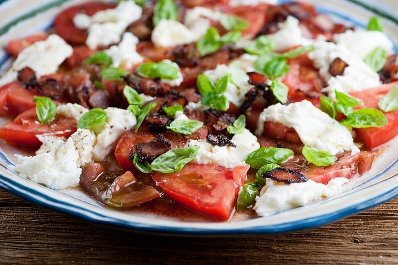 I’m quite sure that I don’t need to introduce the caprese salad. This classic must be one of the world’s most famous Italian mozzarella salads!