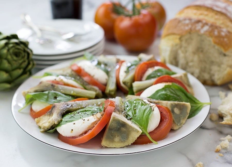 I’m quite sure that I don’t need to introduce the caprese salad. This classic must be one of the world’s most famous Italian mozzarella salads!