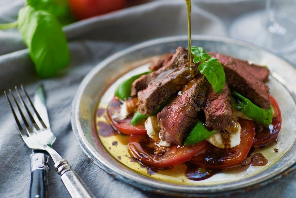I’m quite sure that I don’t need to introduce the caprese salad. This classic must be one of the world’s most famous Italian mozzarella salads!