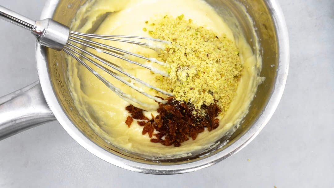 Frangollo, a typical Canarian dessert that contains millet flour, almonds, lemon zest and raisins! You will love this one...