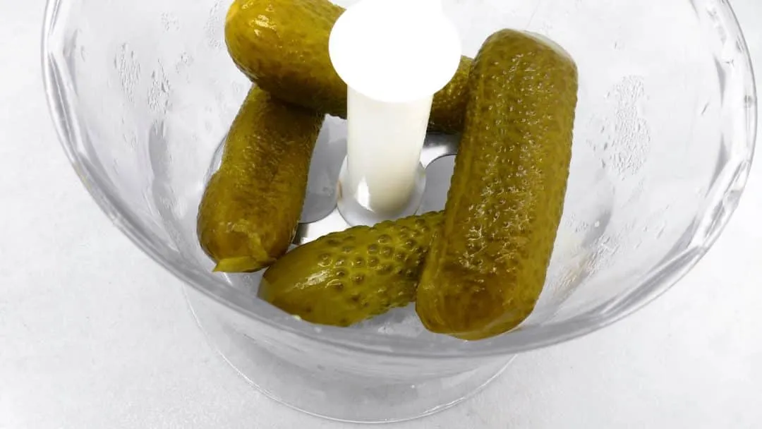 My homemade sweet pickle relish recipe: ready in 5 minutes!! This relish is a great topping for hot dogs, tacos or hamburgers!