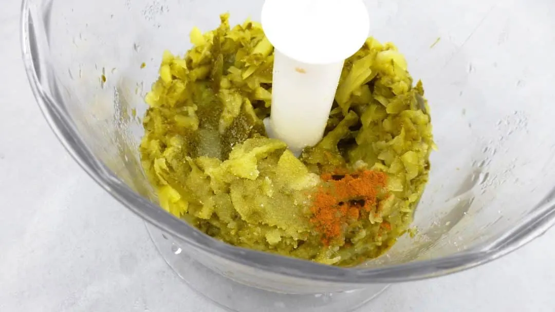 My homemade sweet pickle relish recipe: ready in 5 minutes!! This relish is a great topping for hot dogs, tacos or hamburgers!