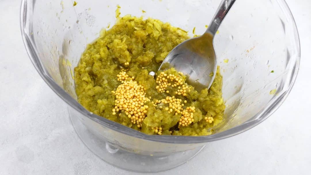 My homemade sweet pickle relish recipe: ready in 5 minutes!! This relish is a great topping for hot dogs, tacos or hamburgers!