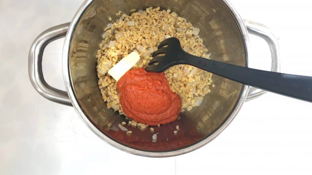 My creamy tomato risotto with barley, a lush homemade roasted tomato pesto and tuna... A delicious lunch, starter or main course!