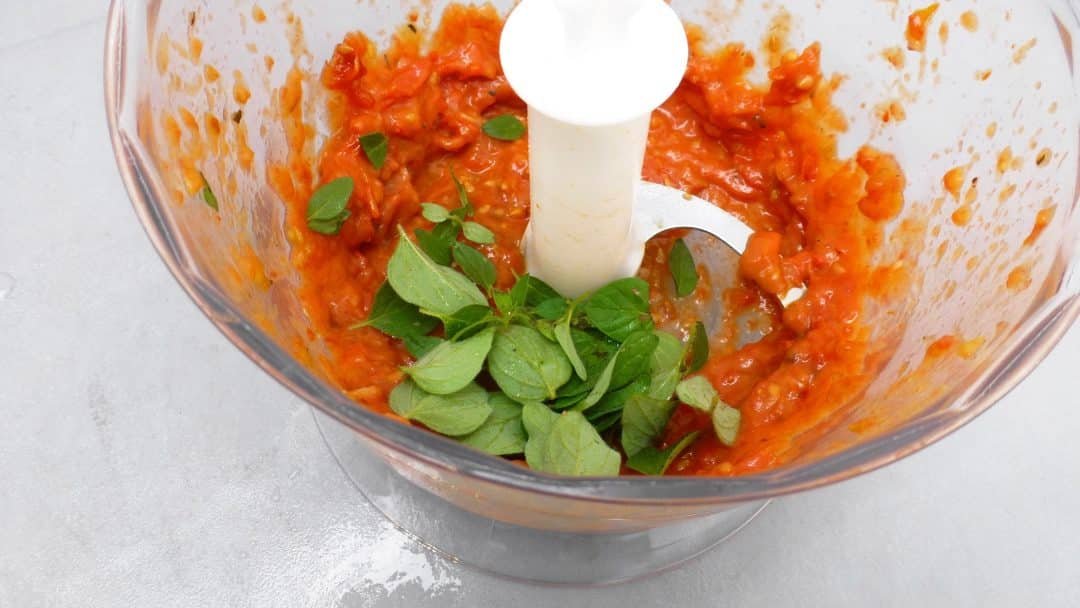 My creamy tomato risotto with barley, a lush homemade roasted tomato pesto and tuna... A delicious lunch, starter or main course!