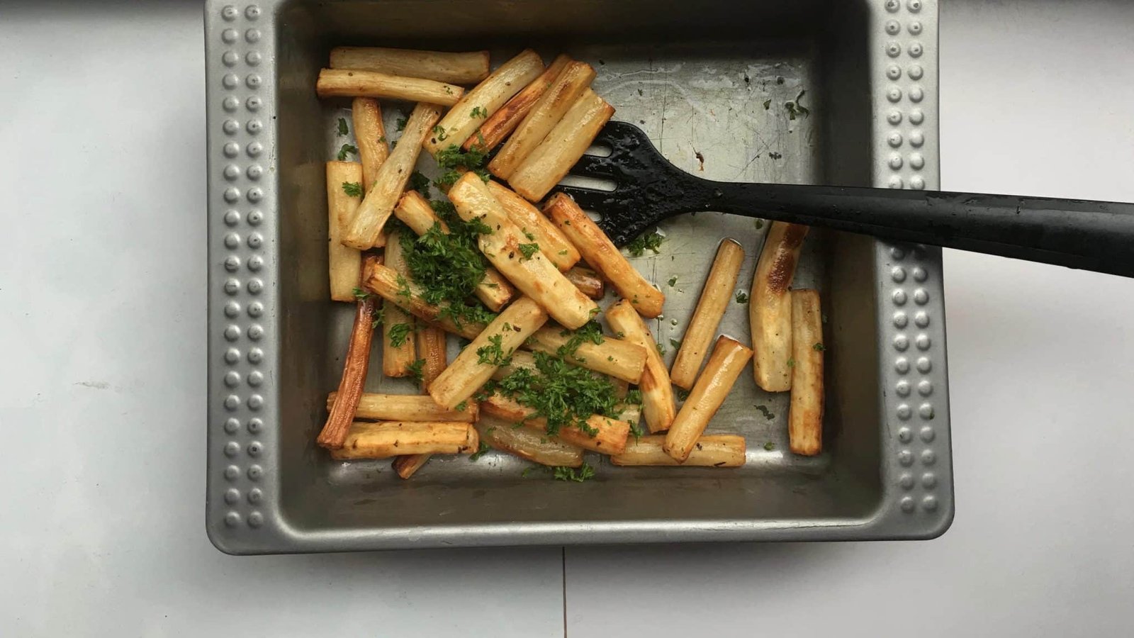 Here is my favorite winter vegetable recipe in the world: golden oven baked salsify with white wine and lemon juice! Have you eaten or roasted salsify before?