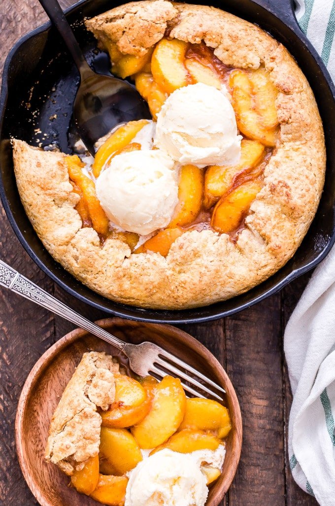 Are you already searching for delicious and inspiring Christmas desserts recipes? Please take a look at these 14 delightful Christmas desserts!