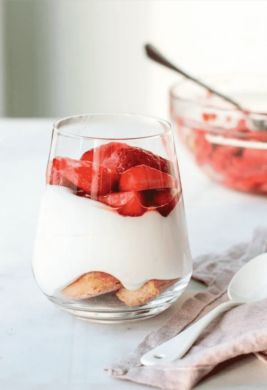 Are you already searching for delicious and inspiring Christmas desserts recipes? Please take a look at these 14 delightful Christmas desserts!
