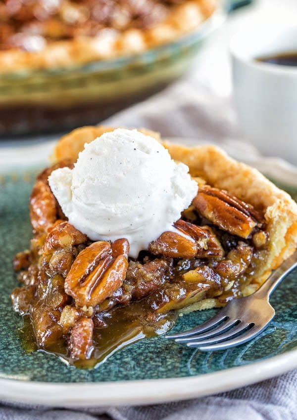 Are you already searching for delicious and inspiring Christmas desserts recipes? Please take a look at these 14 delightful Christmas desserts!