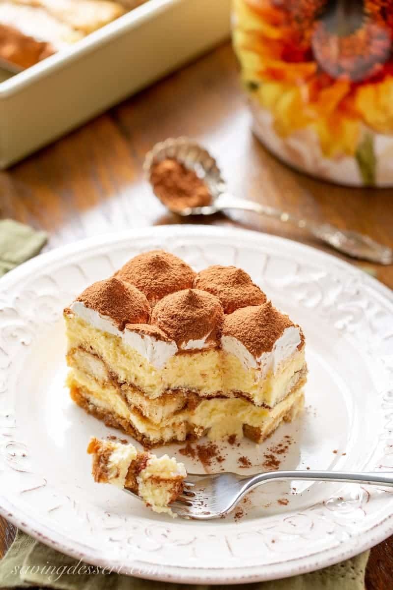 Are you already searching for delicious and inspiring Christmas desserts recipes? Please take a look at these 14 delightful Christmas desserts!