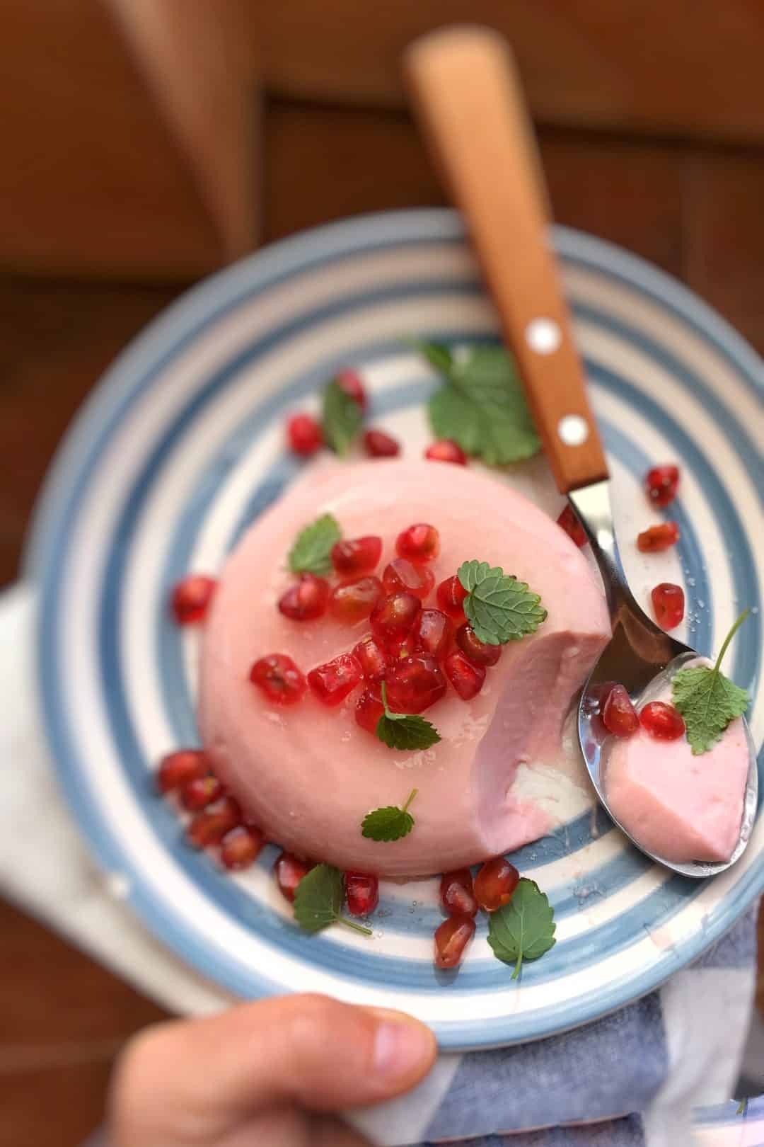 Are you already searching for delicious and inspiring Christmas desserts recipes? Please take a look at these 14 delightful Christmas desserts!