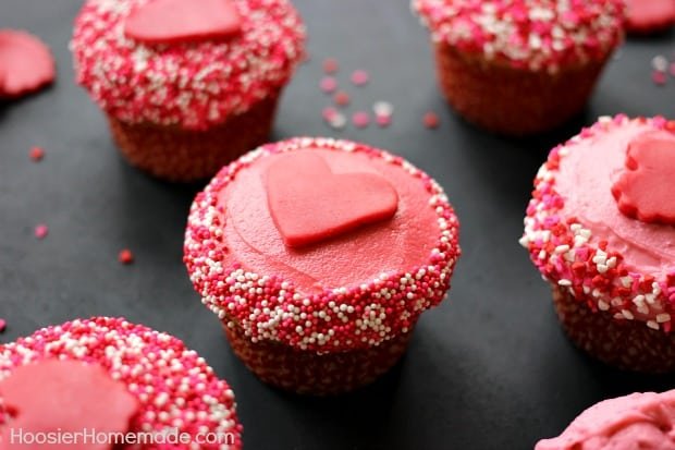 Need extra inspiration for a smashing looking Valentine dessert? Then check out my 15+ breathtaking Valentine cupcakes decorating ideas!