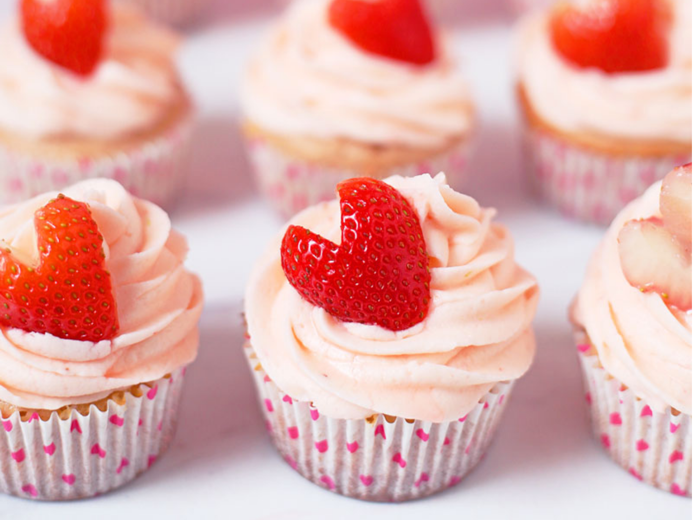 Need extra inspiration for a smashing looking Valentine dessert? Then check out my 15+ breathtaking Valentine cupcakes decorating ideas!