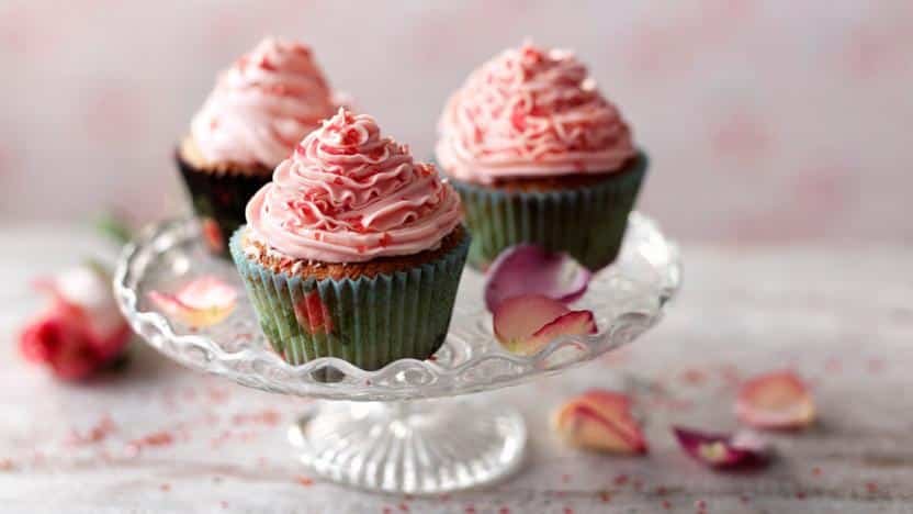 Need extra inspiration for a smashing looking Valentine dessert? Then check out my 15+ breathtaking Valentine cupcakes decorating ideas!