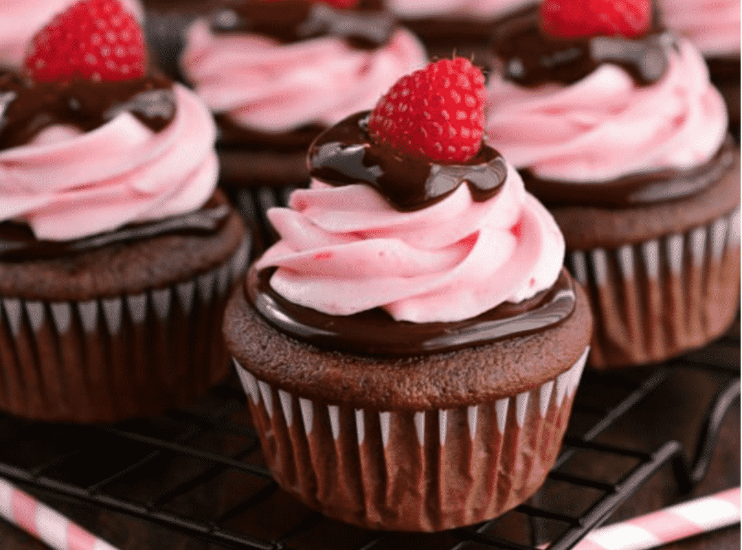 Need extra inspiration for a smashing looking Valentine dessert? Then check out my 15+ breathtaking Valentine cupcakes decorating ideas!