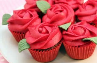 Need extra inspiration for a smashing looking Valentine dessert? Then check out my 15+ breathtaking Valentine cupcakes decorating ideas!