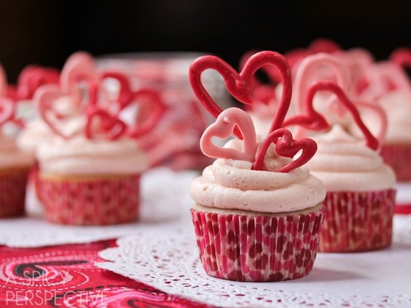 Need extra inspiration for a smashing looking Valentine dessert? Then check out my 15+ breathtaking Valentine cupcakes decorating ideas!