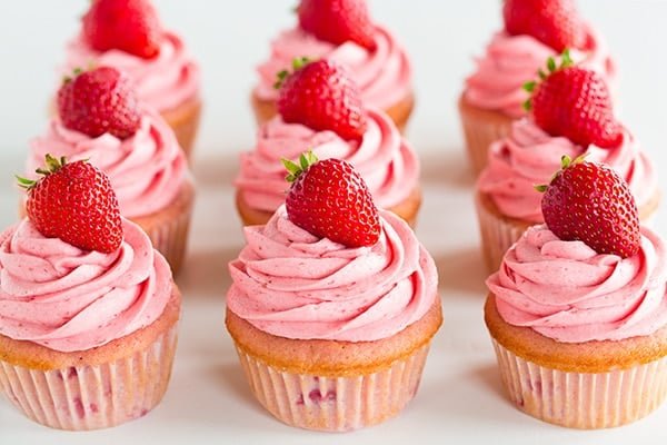 Need extra inspiration for a smashing looking Valentine dessert? Then check out my 15+ breathtaking Valentine cupcakes decorating ideas!