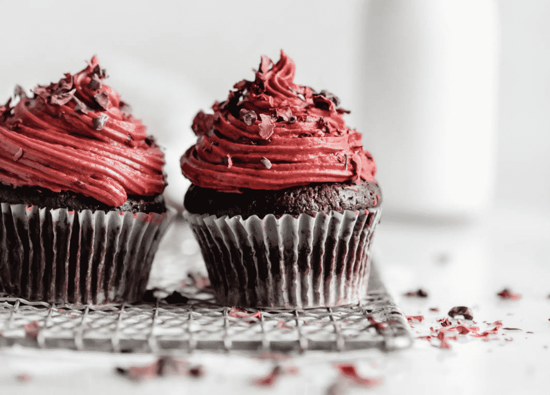 Need extra inspiration for a smashing looking Valentine dessert? Then check out my 15+ breathtaking Valentine cupcakes decorating ideas!