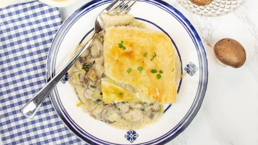 A creamy chicken pot pie with vegetables and puff pastry: this recipe is ready in less than an hour... A guaranteed crowd pleaser, believe me!