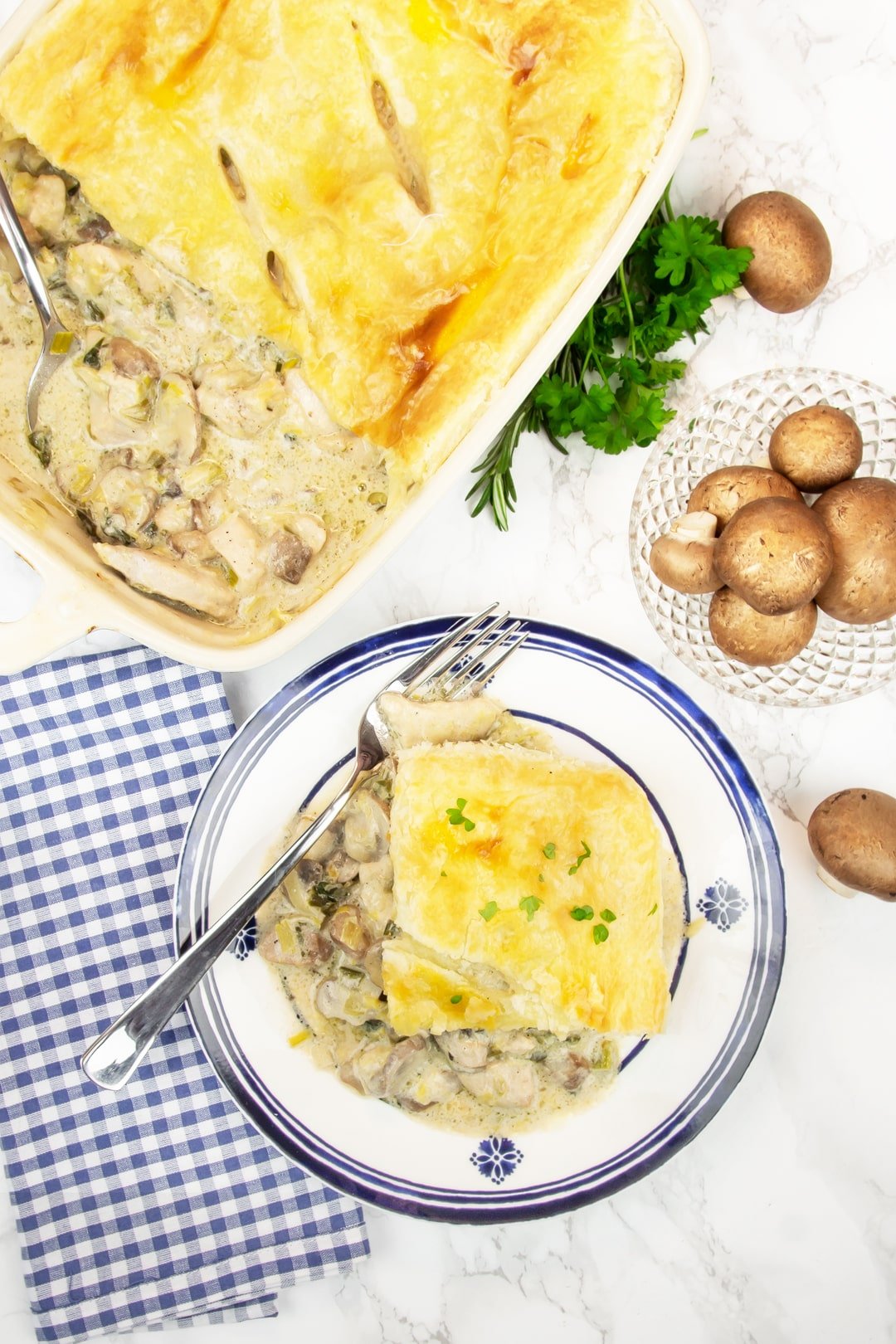 A creamy chicken pot pie with vegetables and puff pastry: this recipe is ready in less than an hour... A guaranteed crowd pleaser, believe me!
