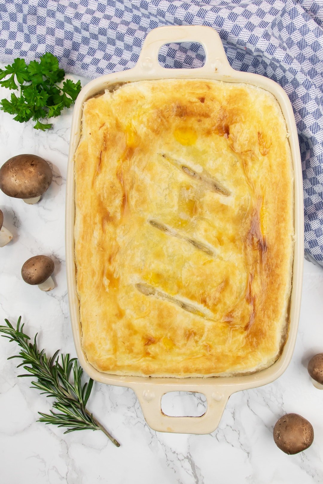 A creamy chicken pot pie with vegetables and puff pastry: this recipe is ready in less than an hour... A guaranteed crowd pleaser, believe me!