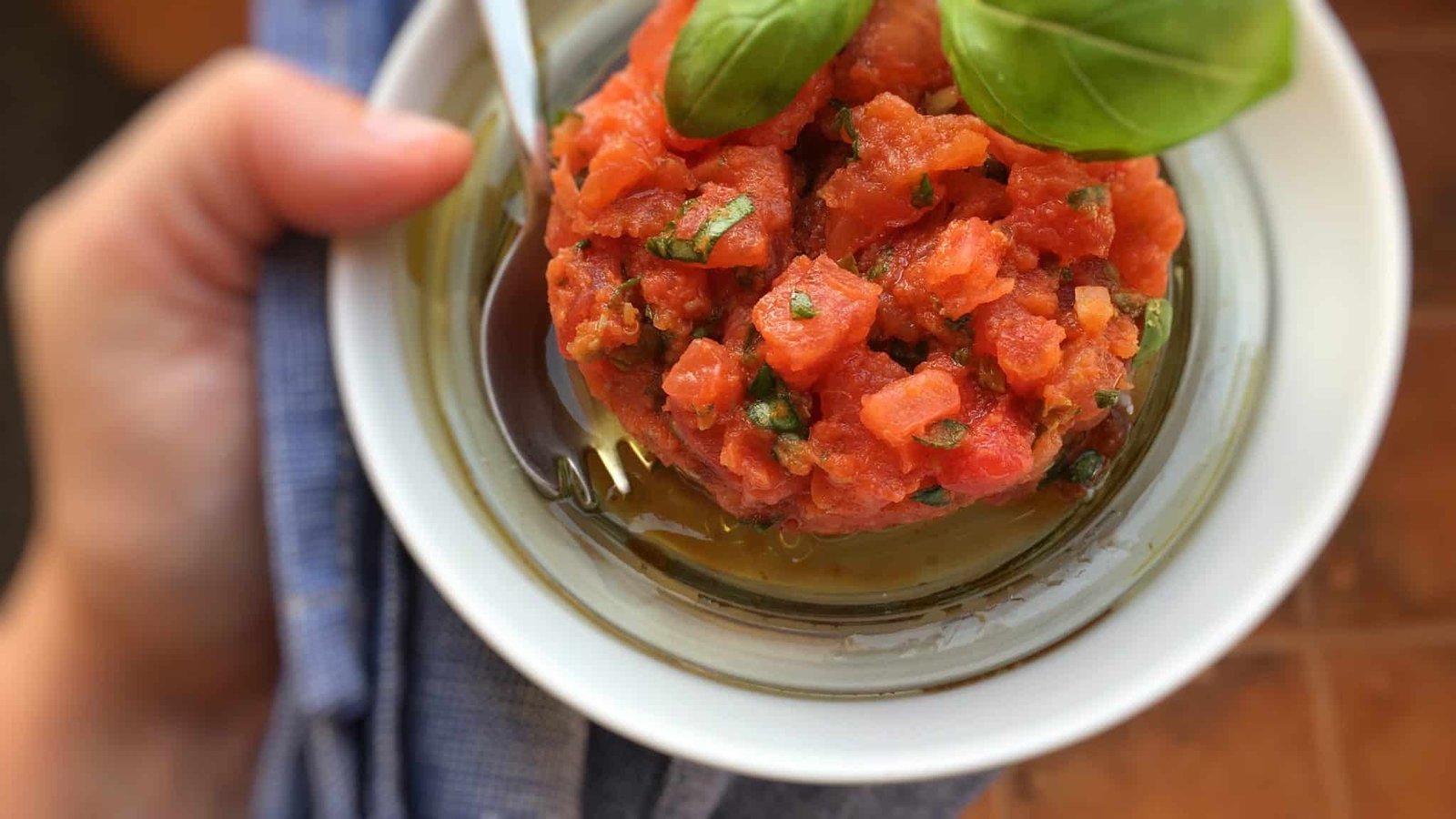 Are you looking for a great veggie starter for your next summer party? Then do try out my tomato tartare recipe: fancy looking but so easy to make in advance!