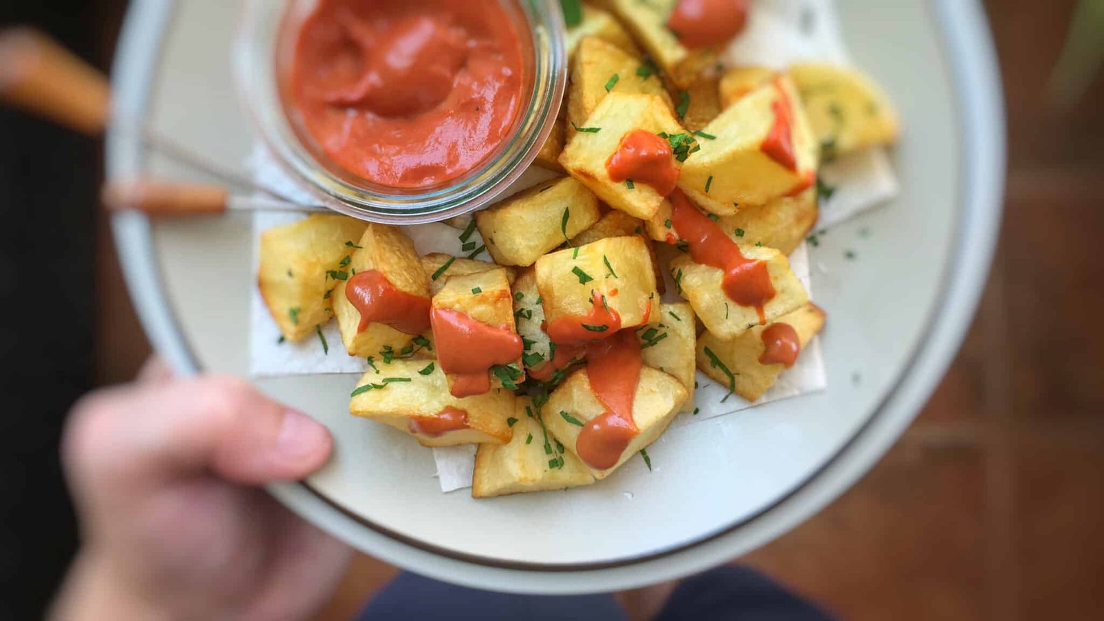 Here's the creamiest brava sauce recipe you will ever taste: the best Spanish brava sauce to dip your homemade patatas bravas in! It's tapas time.
