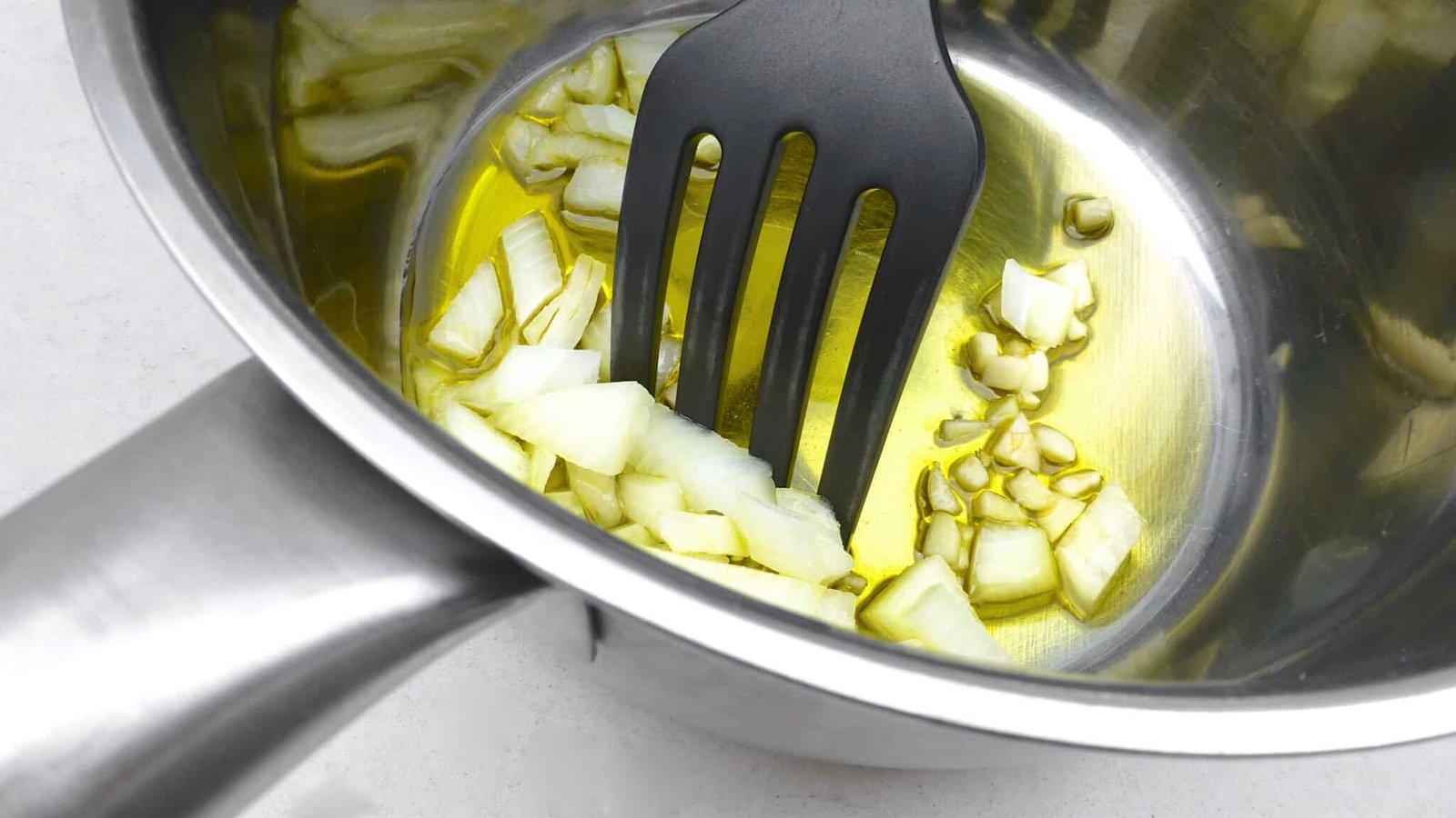 Here's the creamiest brava sauce recipe you will ever taste: the best Spanish brava sauce to dip your homemade patatas bravas in! It's tapas time.