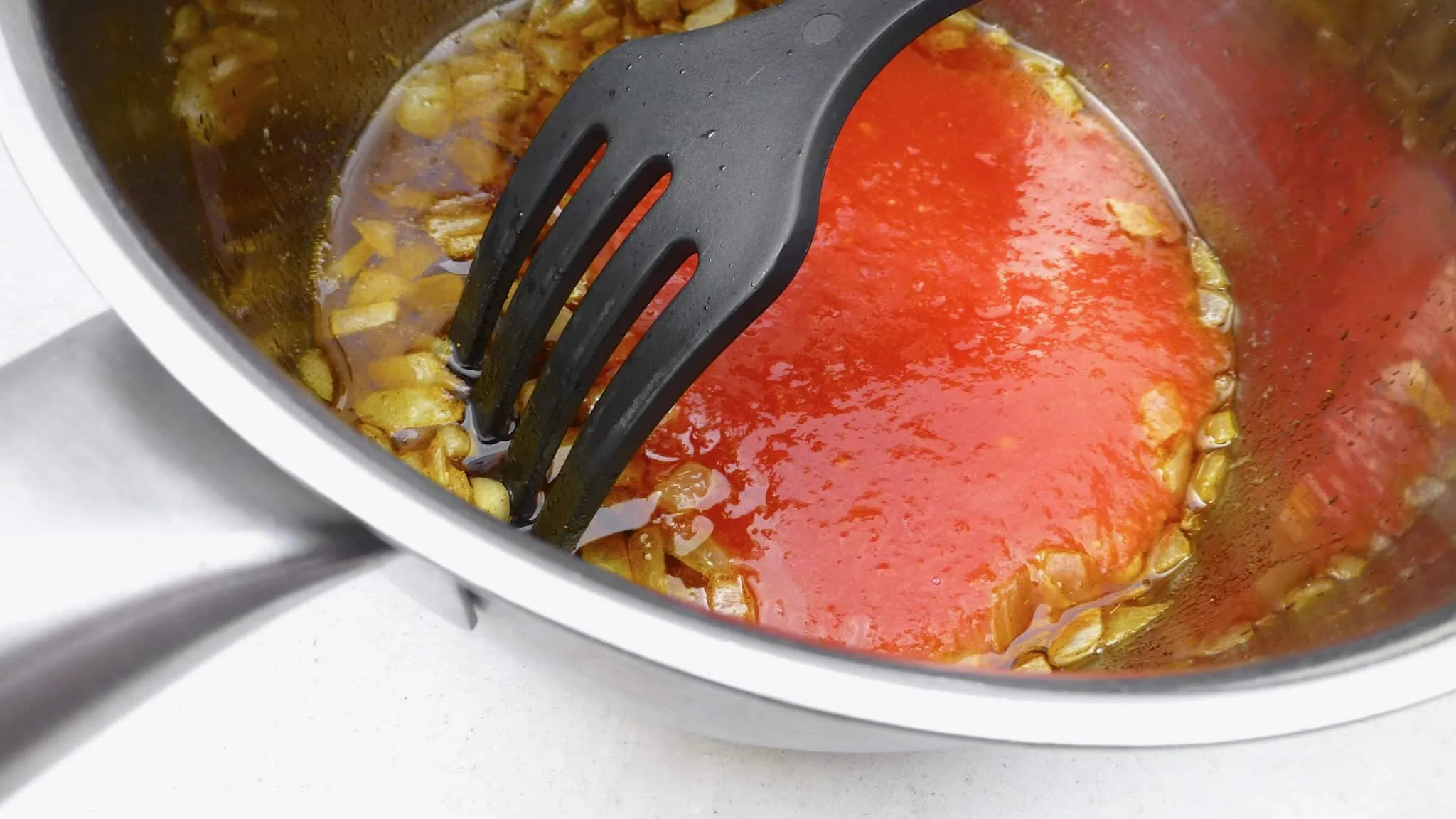 Here's the creamiest brava sauce recipe you will ever taste: the best Spanish brava sauce to dip your homemade patatas bravas in! It's tapas time.