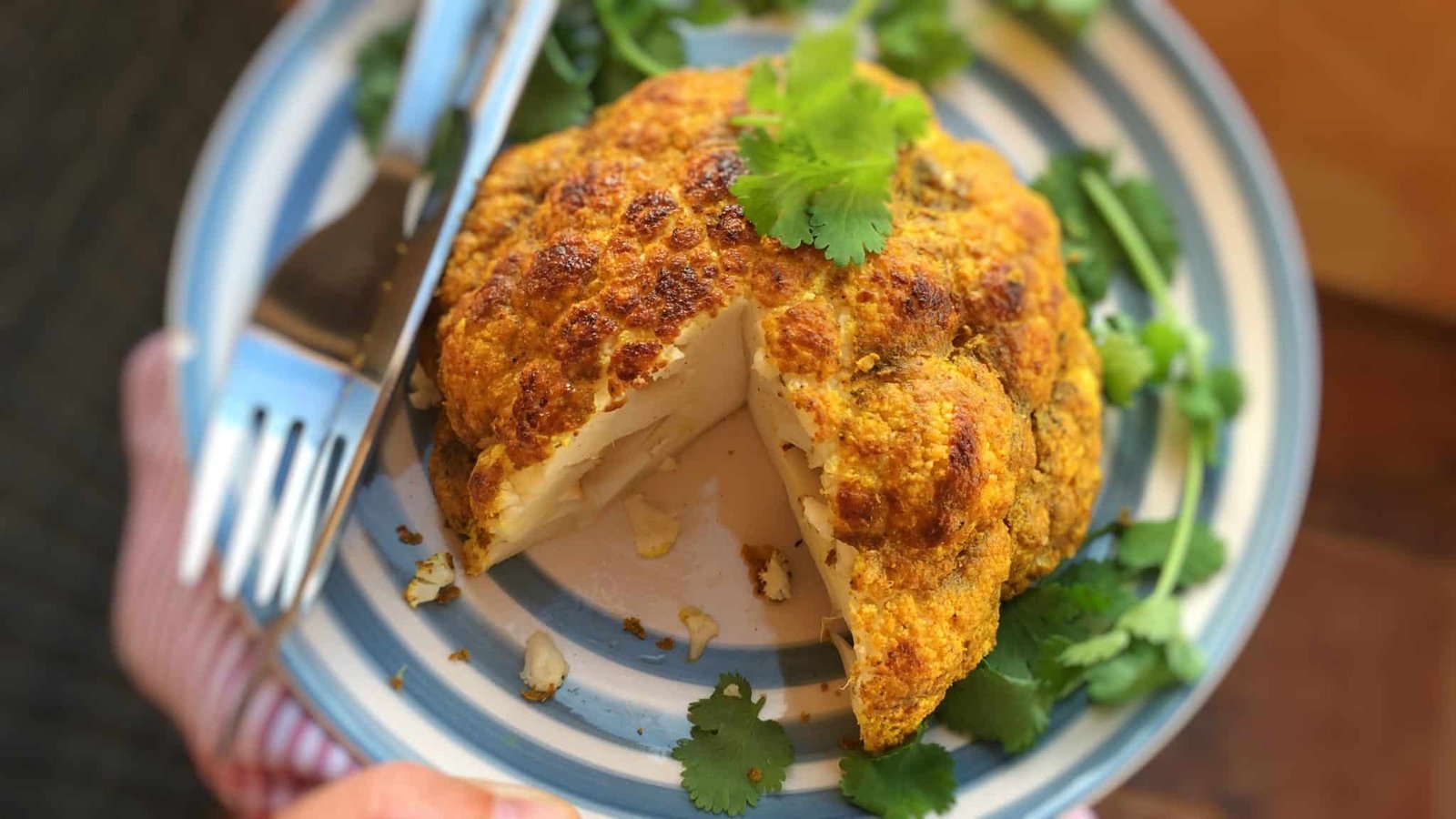 What a beautiful whole roasted cauliflower... Are you looking for a surprising vegetable side dish? Then this is the one!!