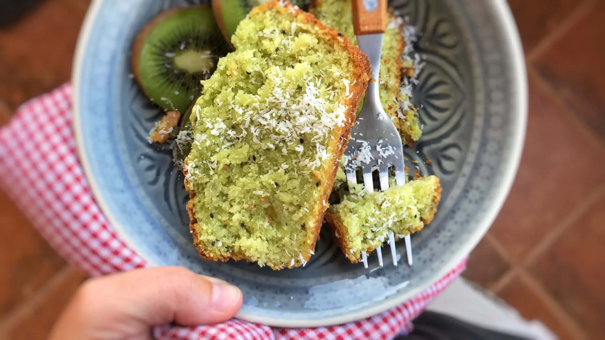 Easy Coconut & Pandan Kiwi Cake Recipe What a fluffy tea cake do we have here: this kiwi cake with pandan and grated coconut is so delicious! And highly addictive... It didn't last for 24 hours!