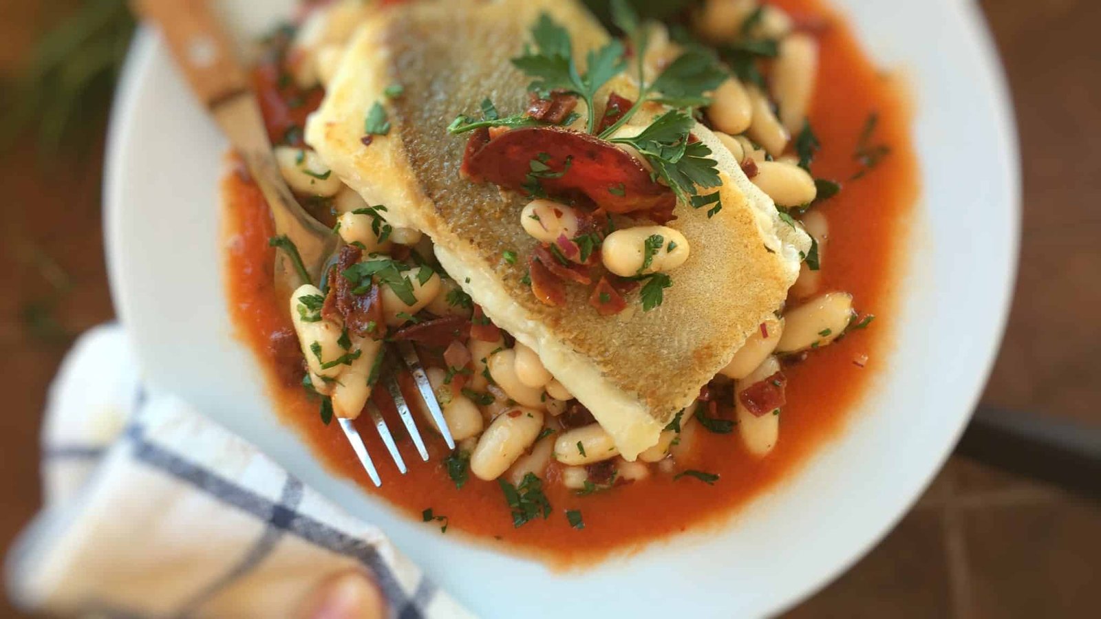 Here's a great Spanish summer recipe: chilled salt cod with white bean salad and bits of crunchy chorizo... In a pool of gazpacho soup! Super easy to prepare...
