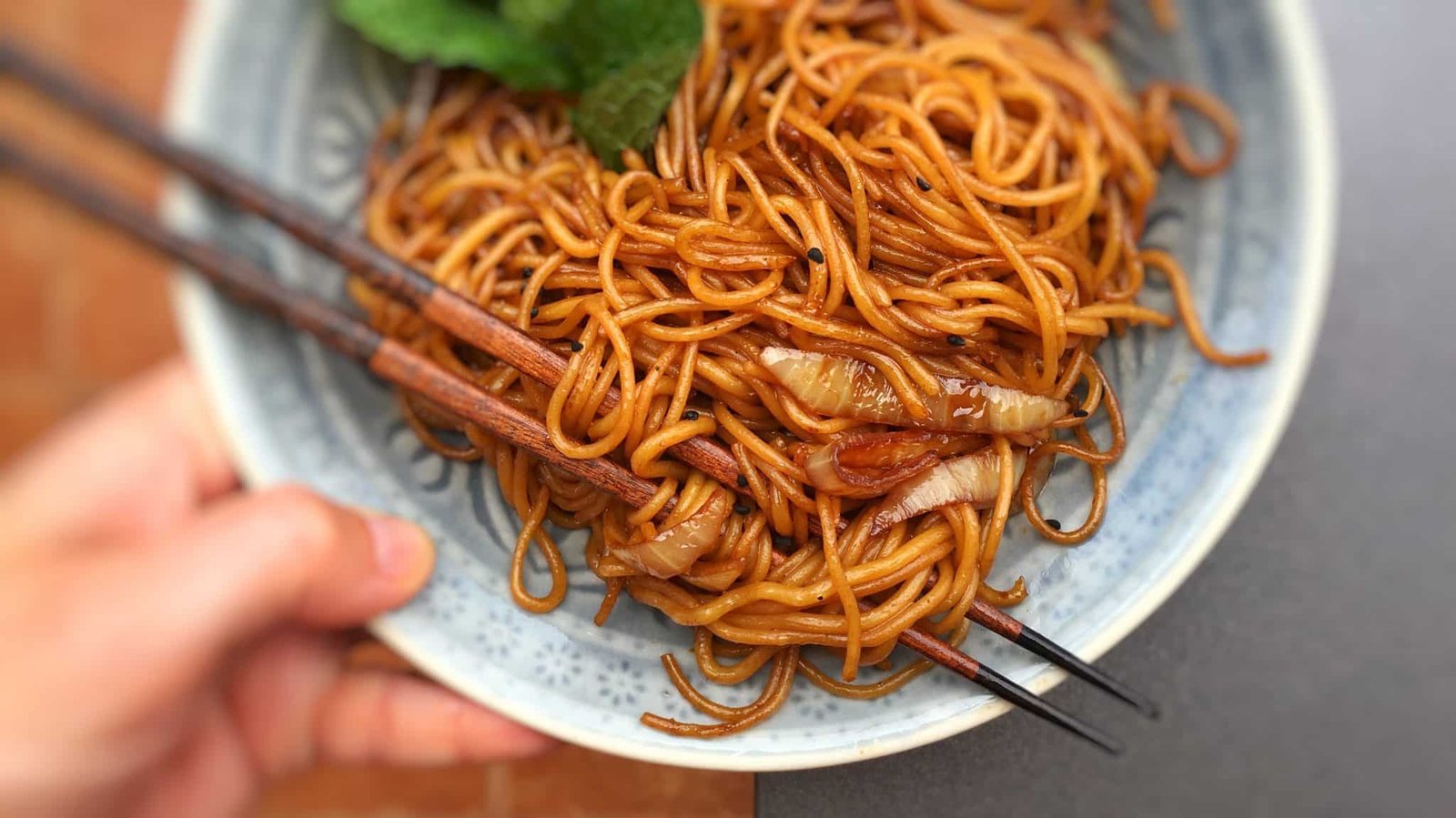 This is the easiest noodle recipe ever: stir fried Chinese soy sauce noodles with onion! Another great recipe I took home with me after visiting Hong Kong...