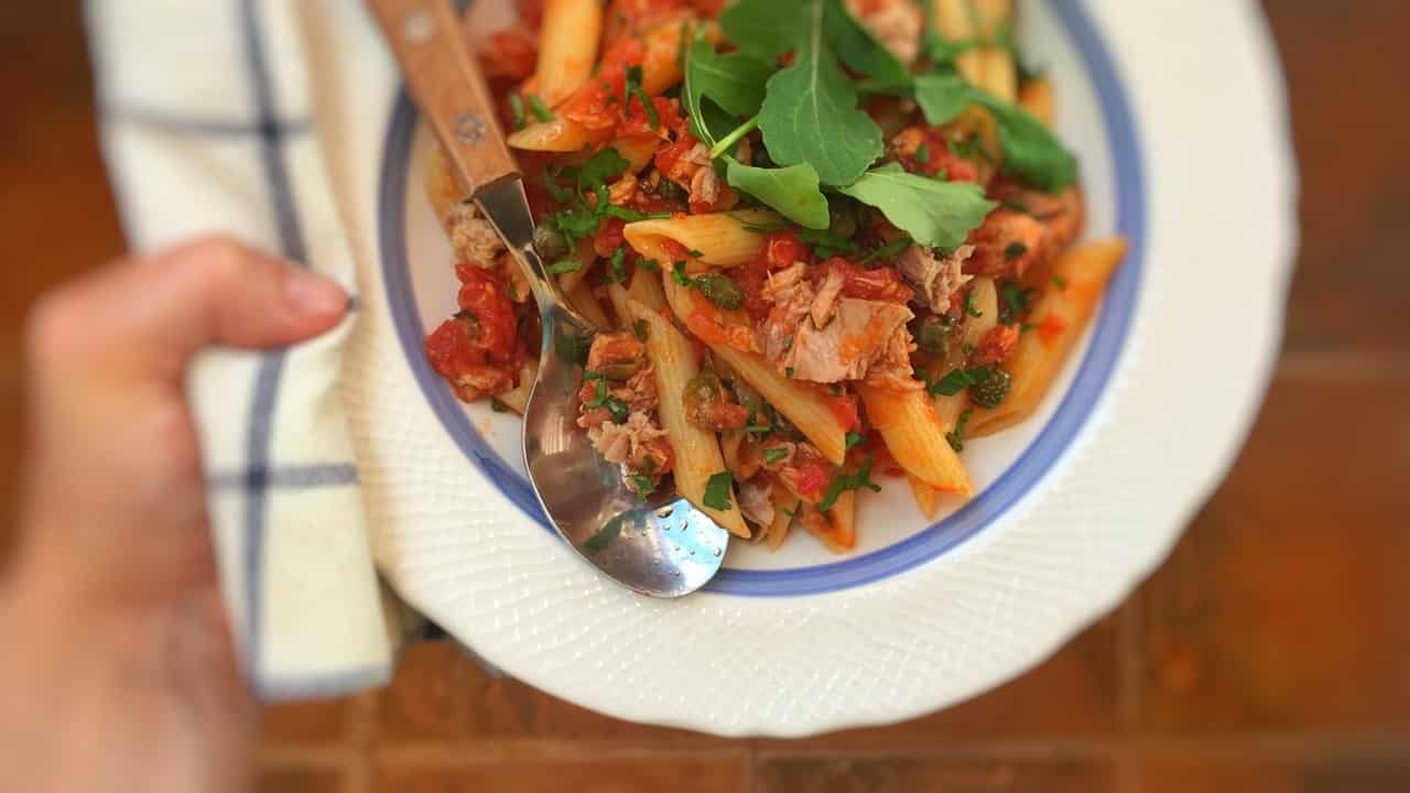 So then, are you looking for a funky spaghetti sauce? Try this easy tuna pasta sauce: al dente penne with a chunky tuna and tomato sauce... Ready in 15 minutes!