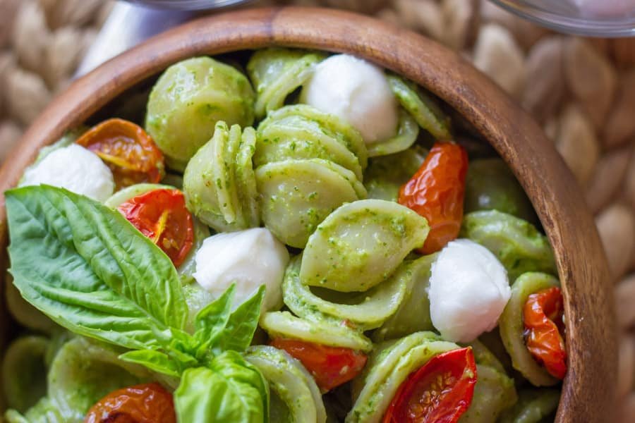 I’m quite sure that I don’t need to introduce the caprese salad. This classic must be one of the world’s most famous Italian mozzarella salads!