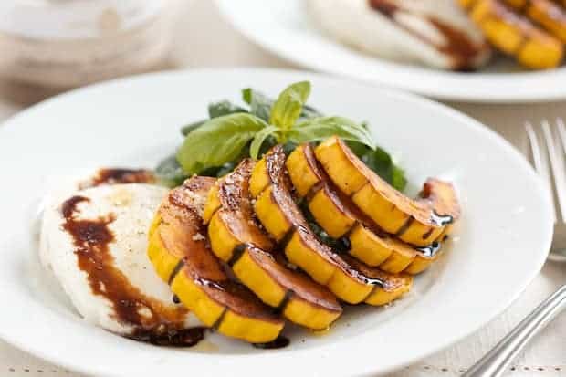 I’m quite sure that I don’t need to introduce the caprese salad. This classic must be one of the world’s most famous Italian mozzarella salads!