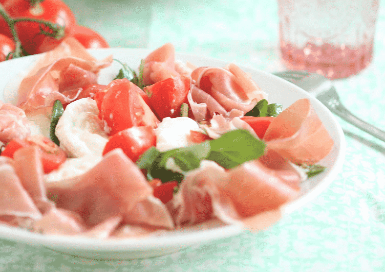 I’m quite sure that I don’t need to introduce the caprese salad. This classic must be one of the world’s most famous Italian mozzarella salads!