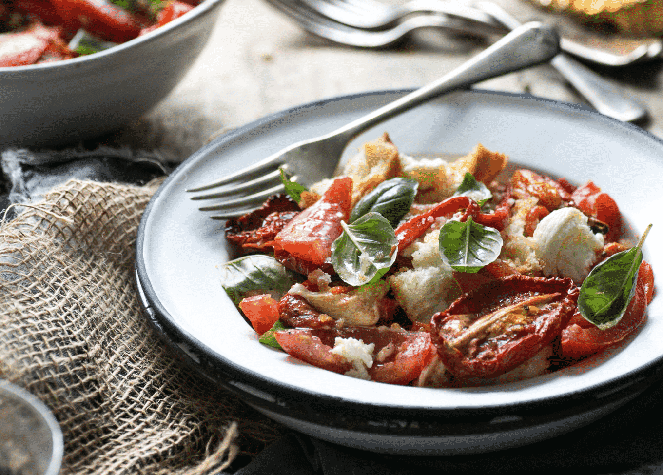I’m quite sure that I don’t need to introduce the caprese salad. This classic must be one of the world’s most famous Italian mozzarella salads!