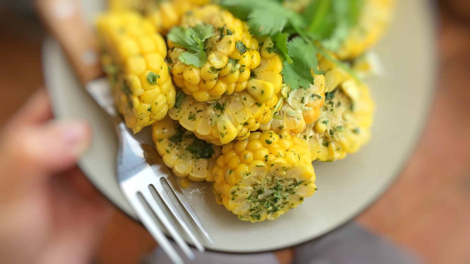 Rain, sun or snow: corn on the cob with cilantro butter always tastes great! This is an amazingly flavorful side dish recipe. Do you like the sweetness of corn?