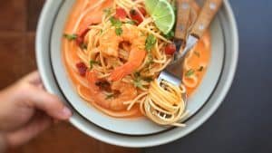 Creamy, creamier... creamiest! You will adore this super easy prawn spaghetti with bisque sauce. Pasta and prawns, what's not to love! Do try this pasta treat!